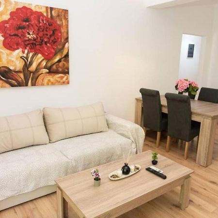 Renovated Spacious Flat 7Min To Subway Station- Atina Dış mekan fotoğraf