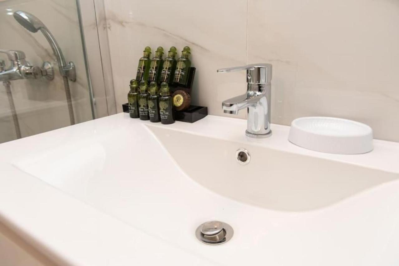 Renovated Spacious Flat 7Min To Subway Station- Atina Dış mekan fotoğraf
